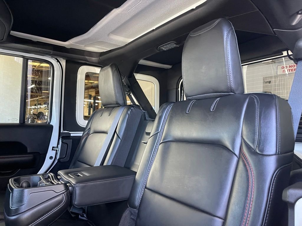 New 2026 Bright White Clear-Coat Exterior Paint Jeep Rubicon X image 9