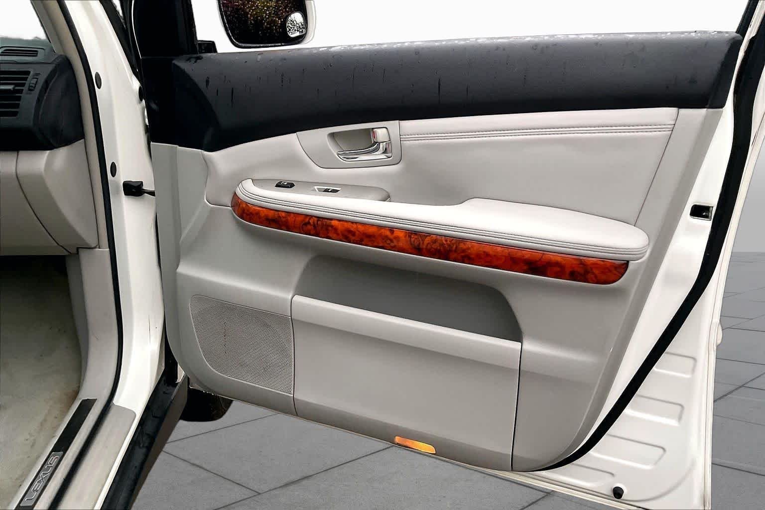 Used 2008 Crystal White Lexus  image 22