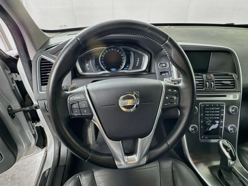 Used 2014 Silver Volvo  image 11