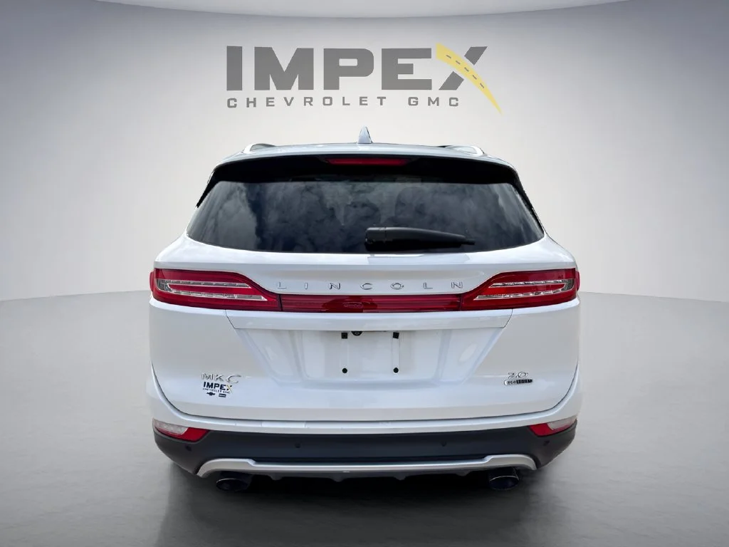 Used 2015 White Lincoln Base image 4