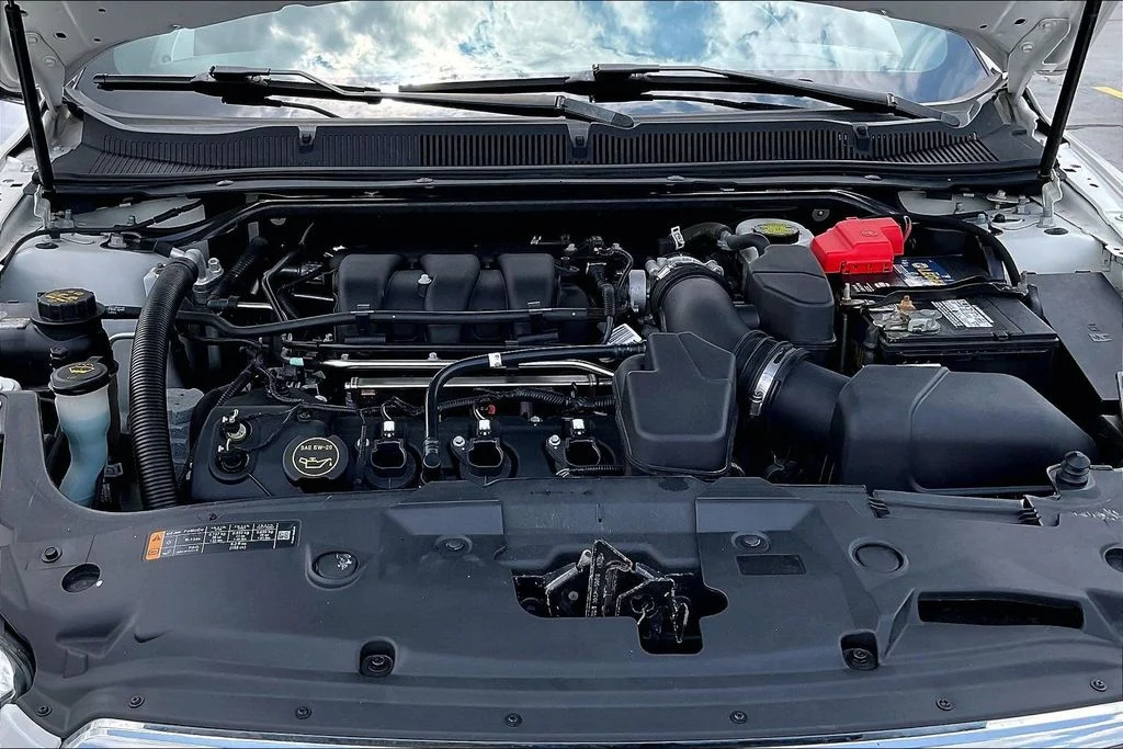 Used 2019 White Ford Limited image 9