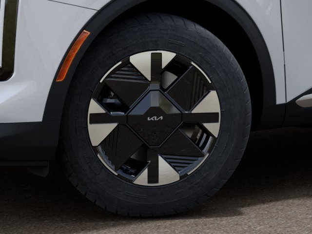New 2026 Snow White Pearl Kia LX image 9