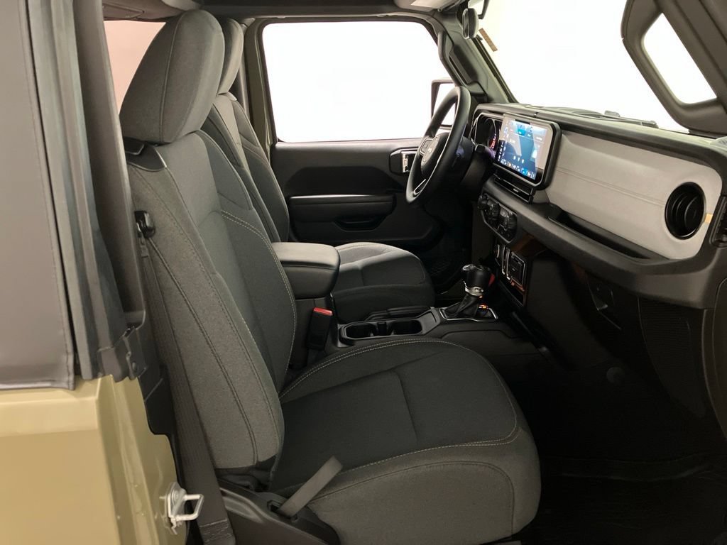 Used 2025 41 Jeep Sport image 16
