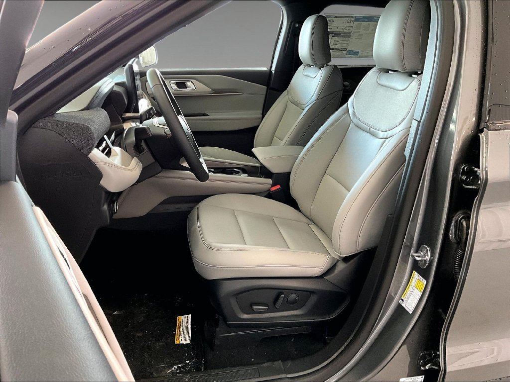 New 2027 Gray Metallic Ford Active image 11