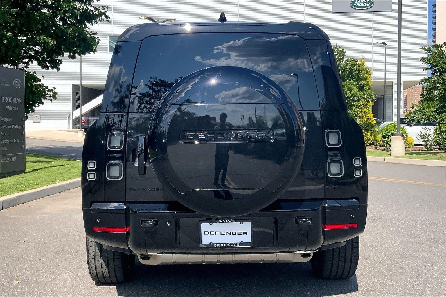 New 2026 Santorini Black LAND ROVER X-Dynamic SE image 4