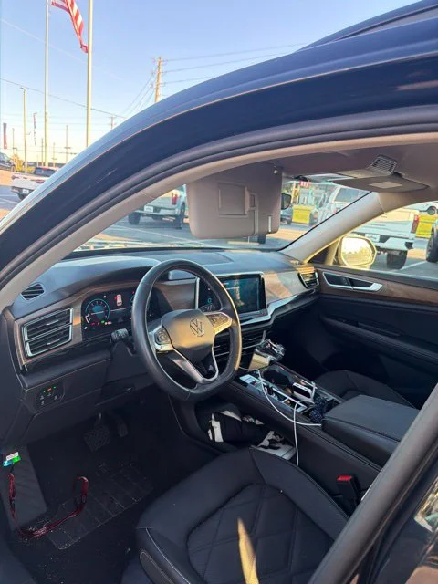 Used 2025  Volkswagen 2.0T SE w/Technology image 9