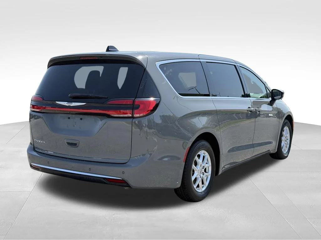 Used 2023 White Chrysler Touring L image 5
