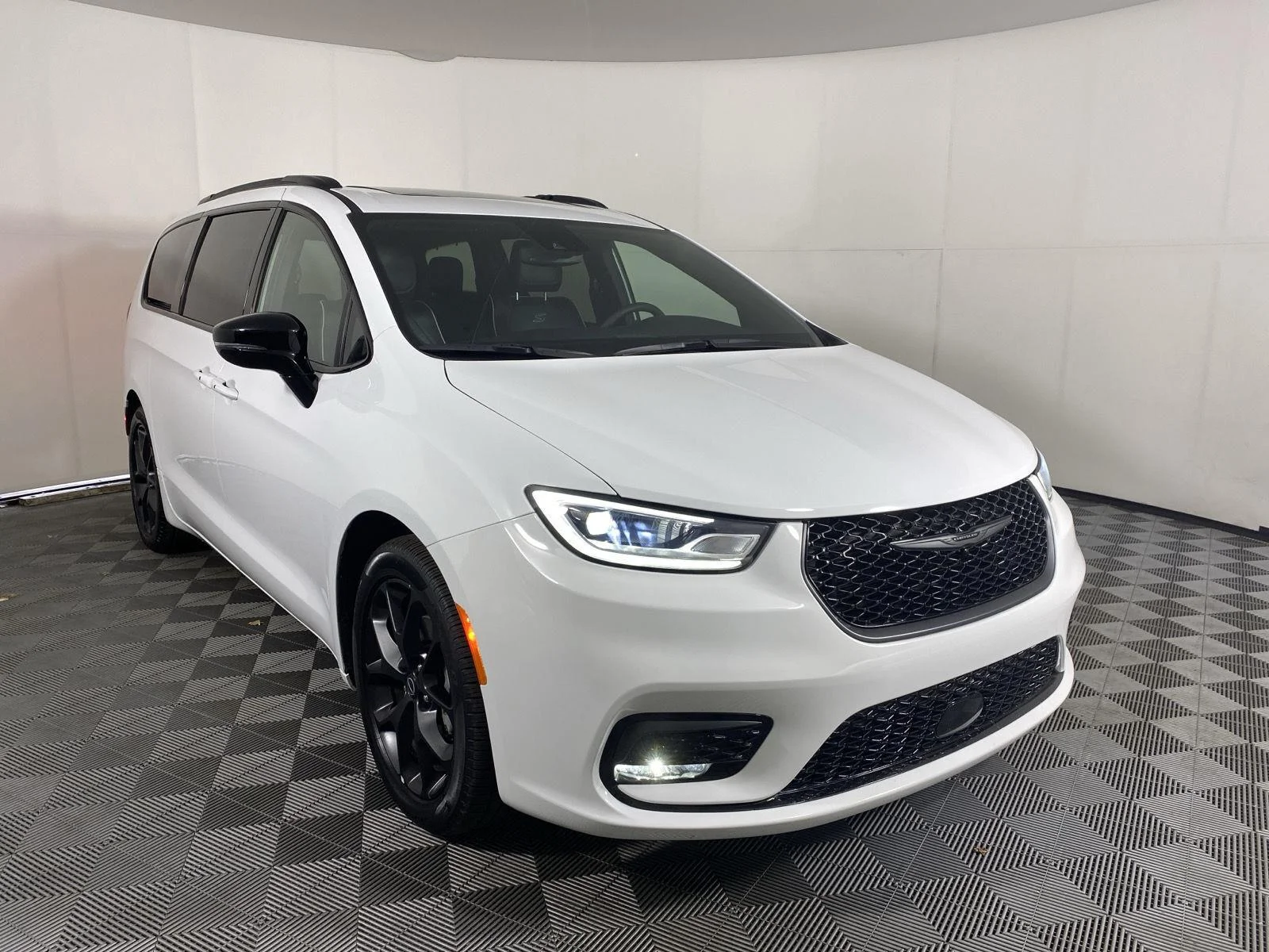 Used 2025 Bright White Clearcoat Chrysler Limited image 20