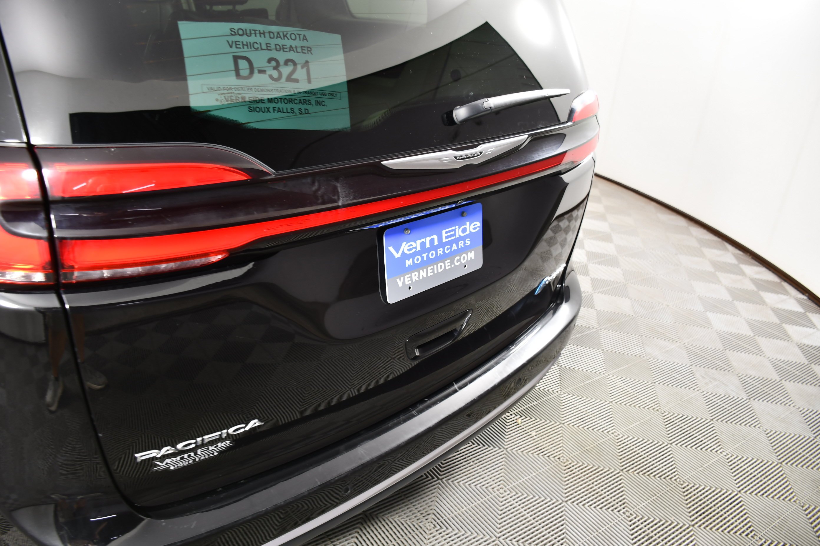 Used 2024 Diamond Black Crystal Pearlcoat Chrysler Hybrid Select image 15