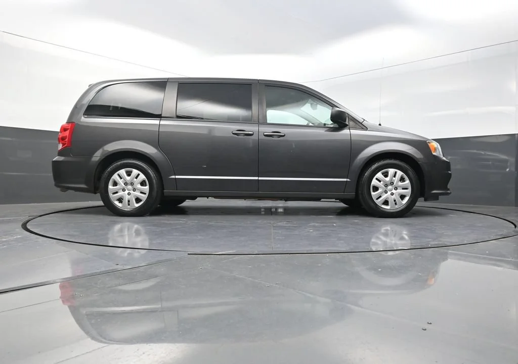 Used 2018 Gray Dodge SE image 28