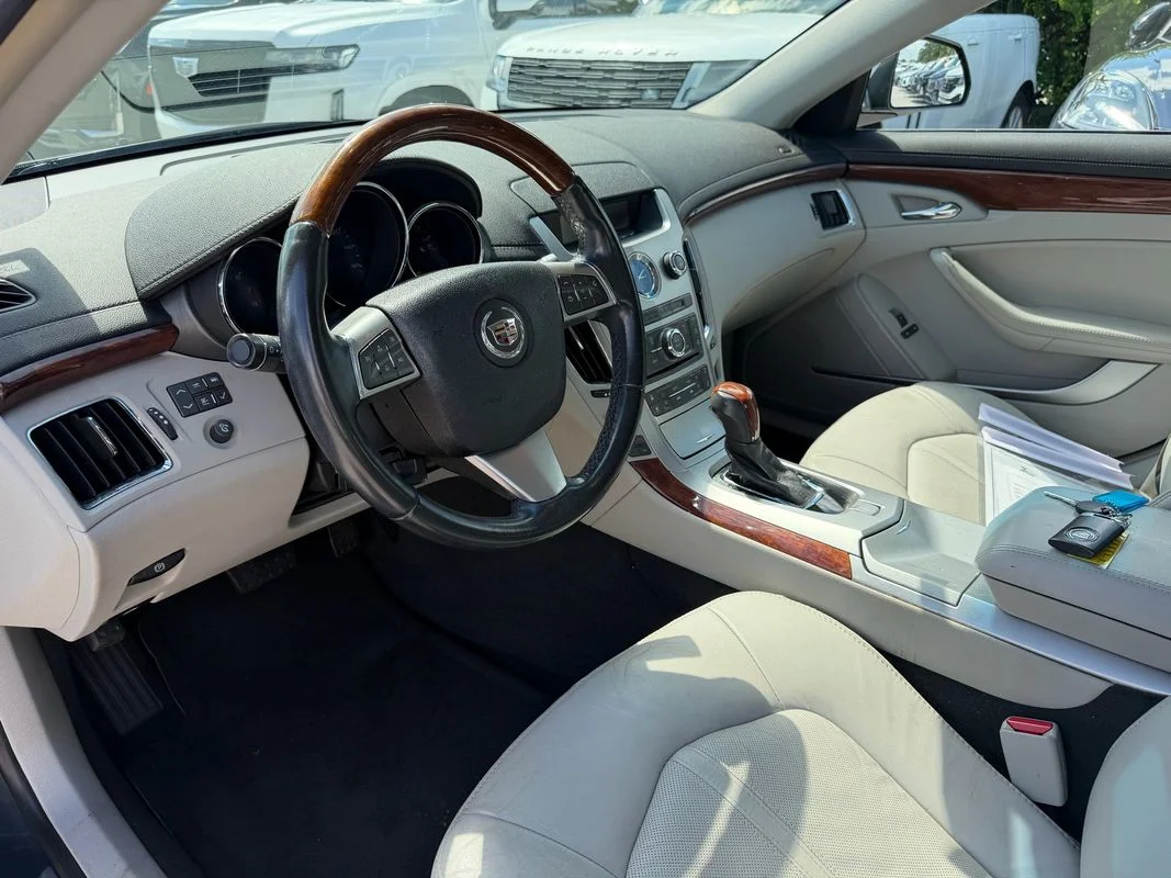 Used 2010  Cadillac Luxury image 5
