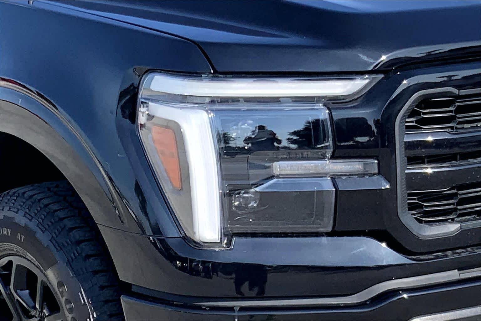 Used 2025 Agate Black Metallic Ford LARIAT image 47
