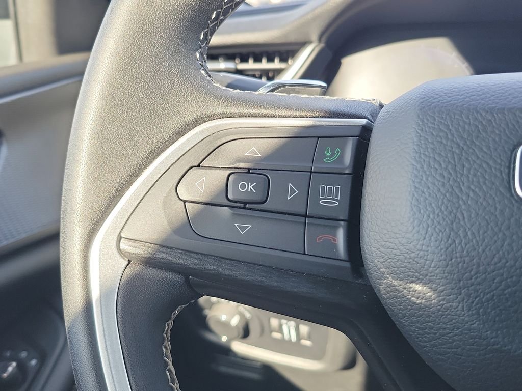 Used 2024 White Jeep Laredo image 23