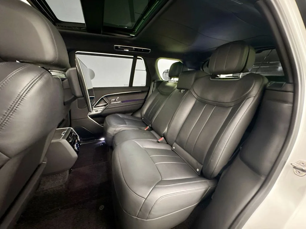 Used 2023 White Land Rover Autobiography image 25