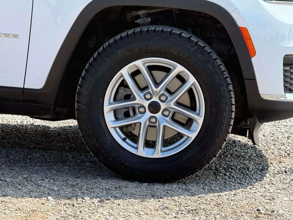 Used 2023 White Jeep Laredo image 9