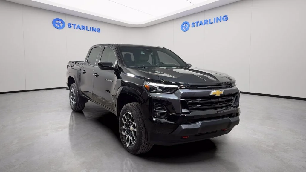 Used 2023 BLACK Chevrolet 4WD LT image 15