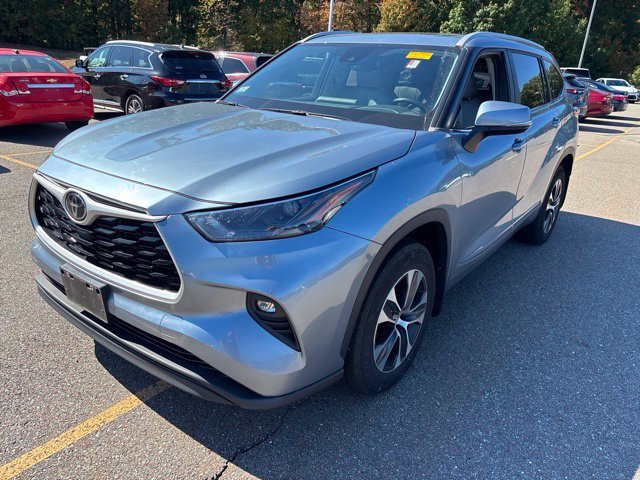 Used 2023 Moon Dust Toyota XLE image 3