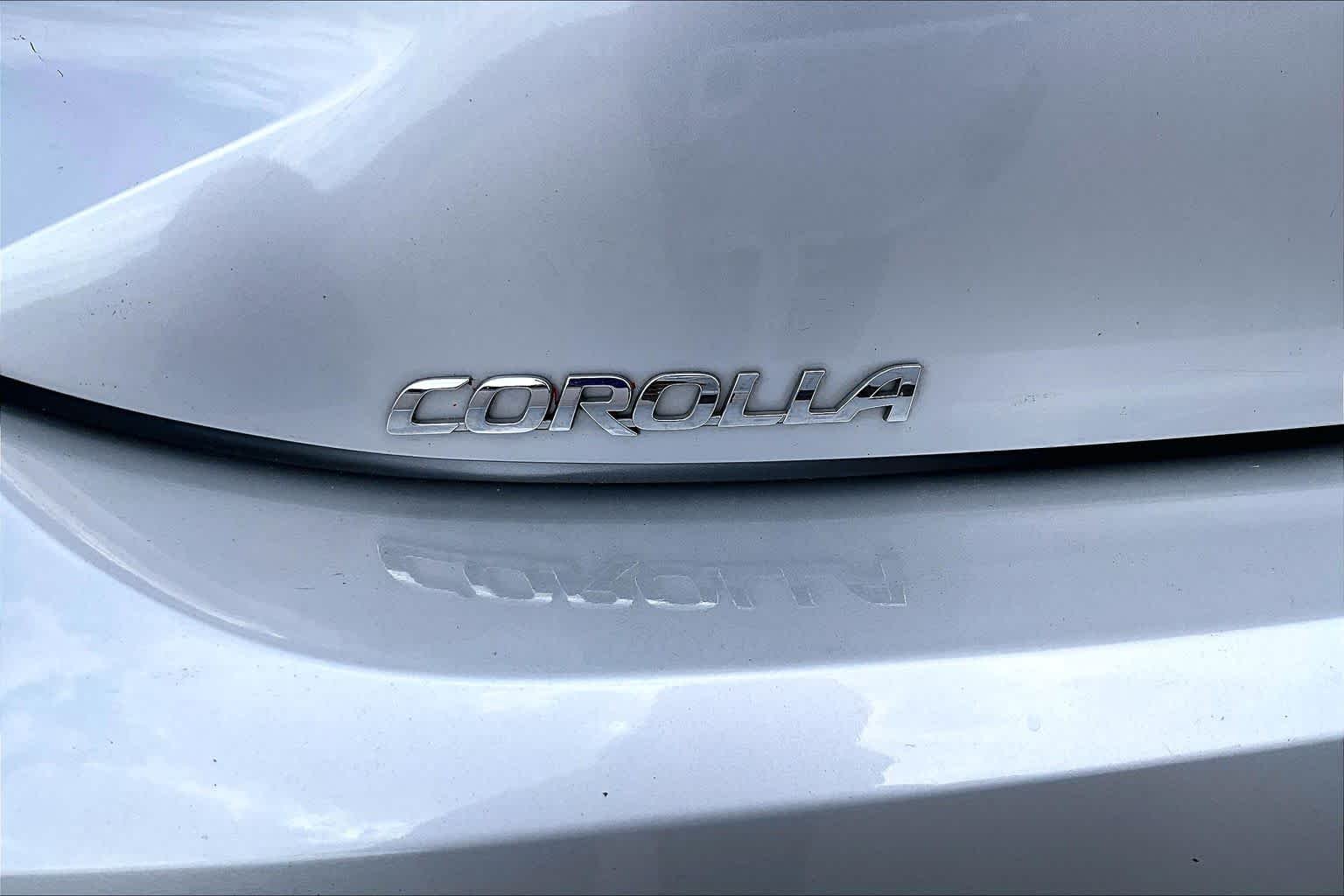 Used 2022 Classic Silver Metallic Toyota SE image 10