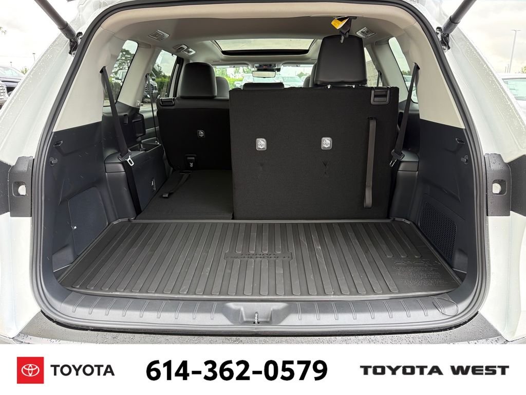 New 2026 Wind Chill Pearl Toyota Platinum image 10