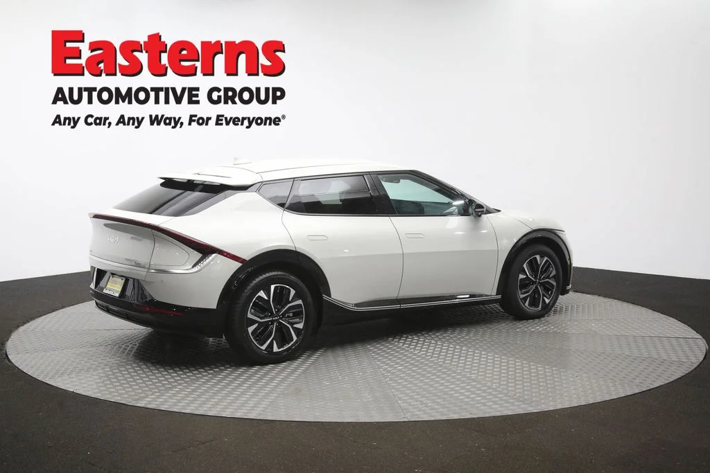 Used 2022 White Kia Wind image 40
