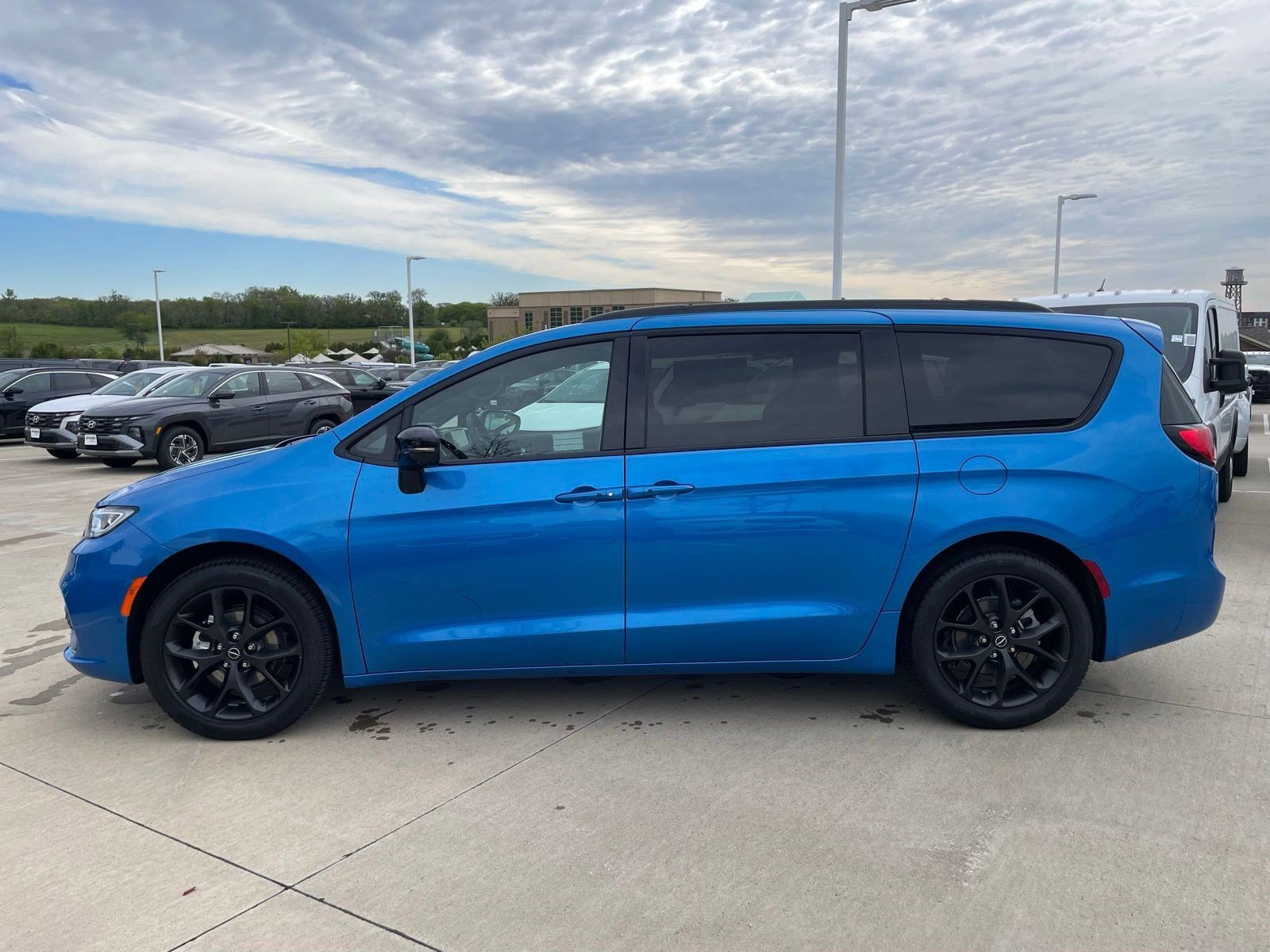 2026 Chrysler Pacifica Select's photo