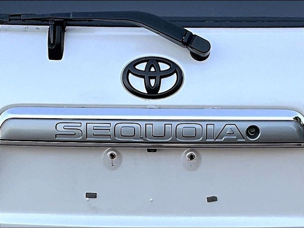 Used 2018 White Toyota Platinum image 10