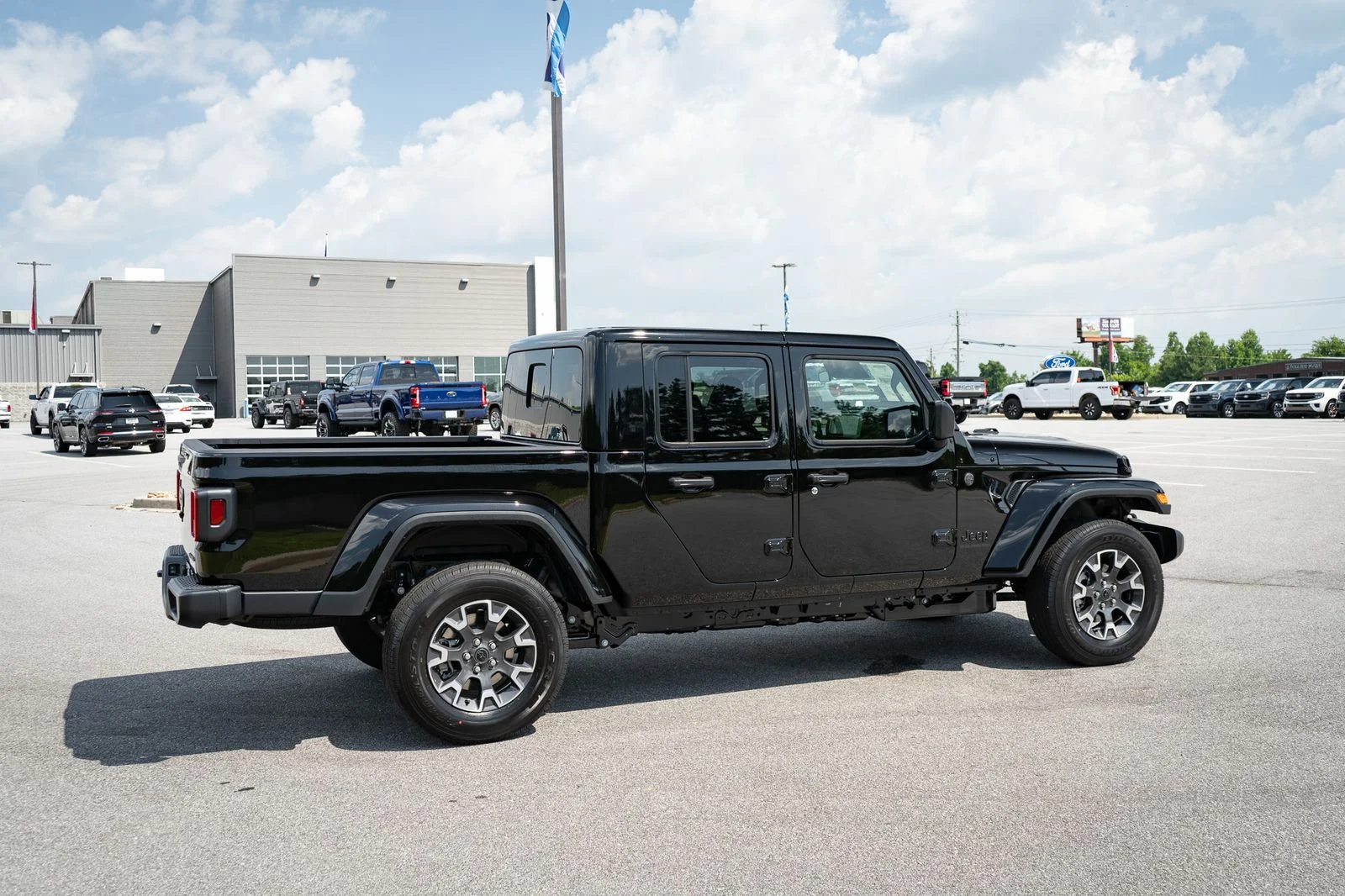 New 2026 Black Clear-Coat Exterior Paint Jeep Sahara image 10