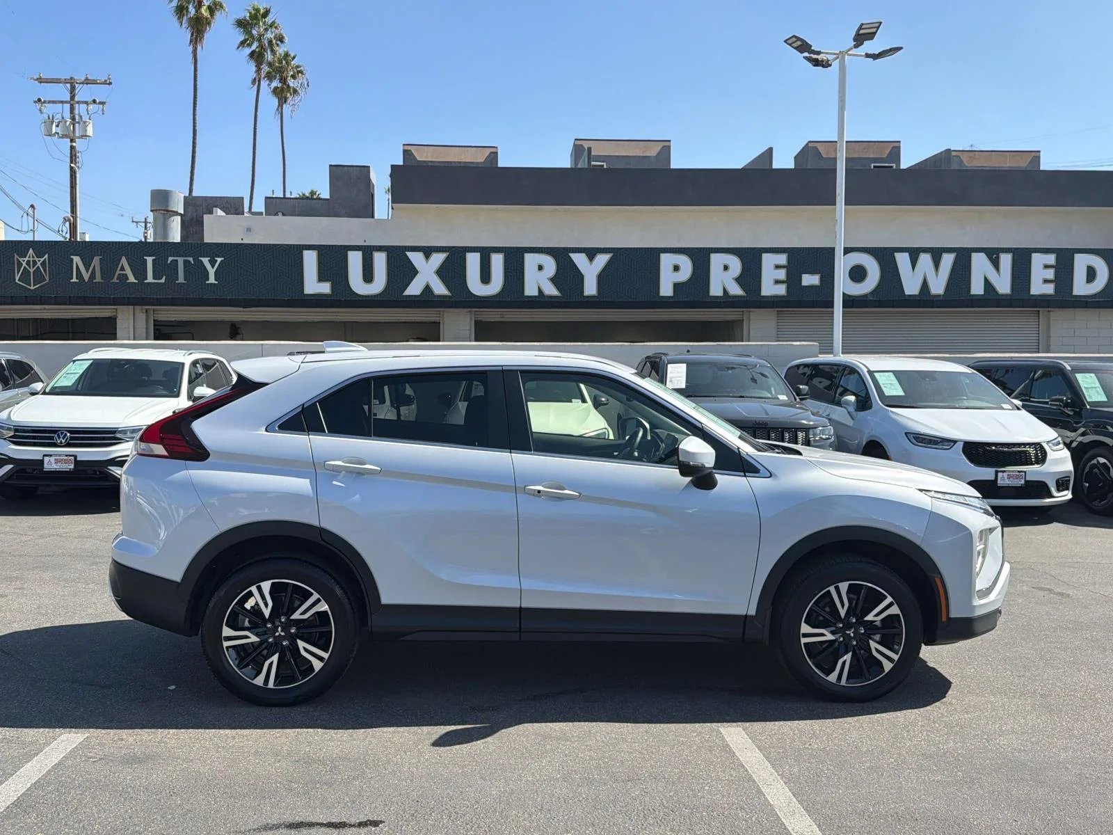Used 2025 White Diamond Mitsubishi SE image 15