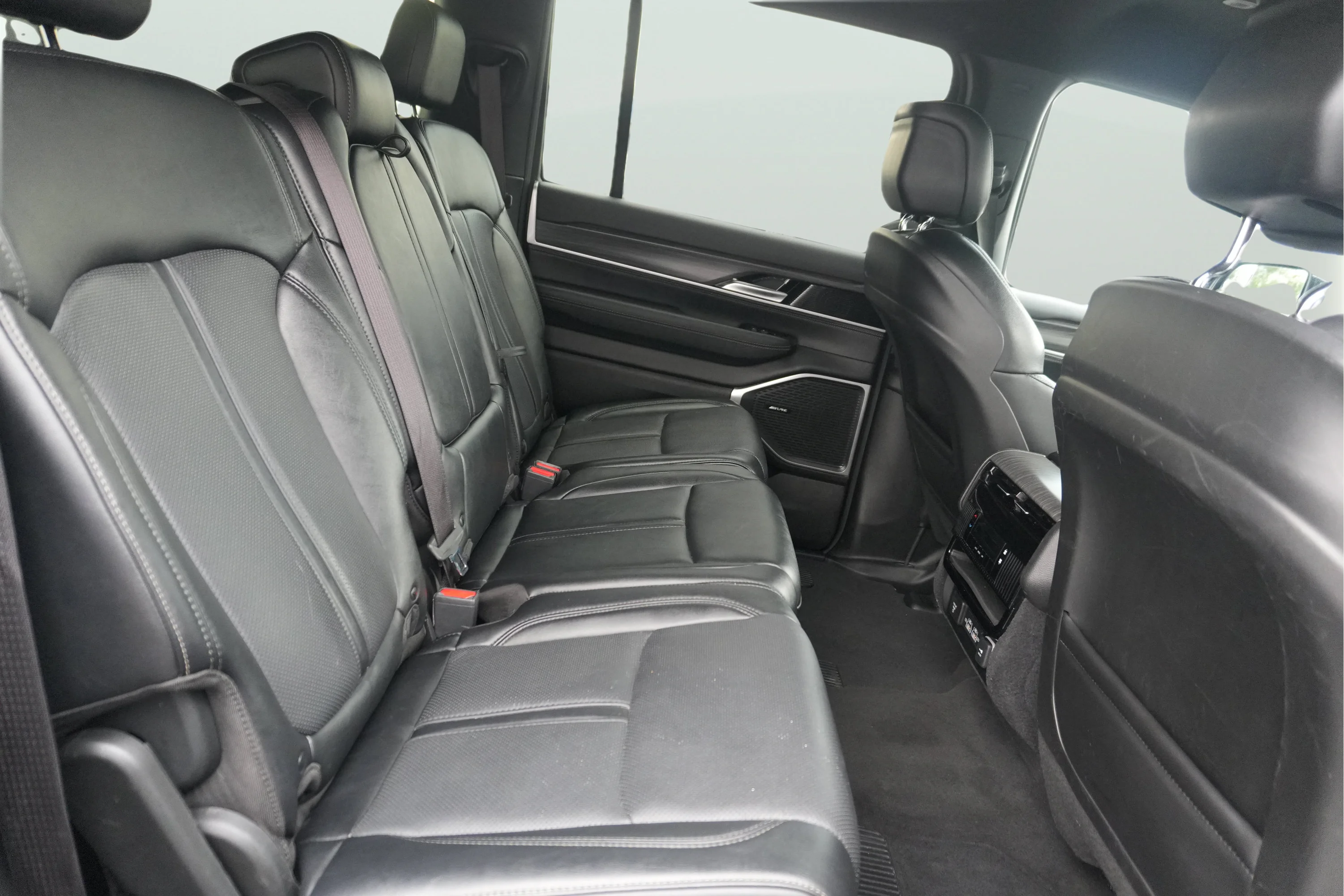 Used 2024 Diamond Black Crystal Pearlcoat Jeep Series II image 23