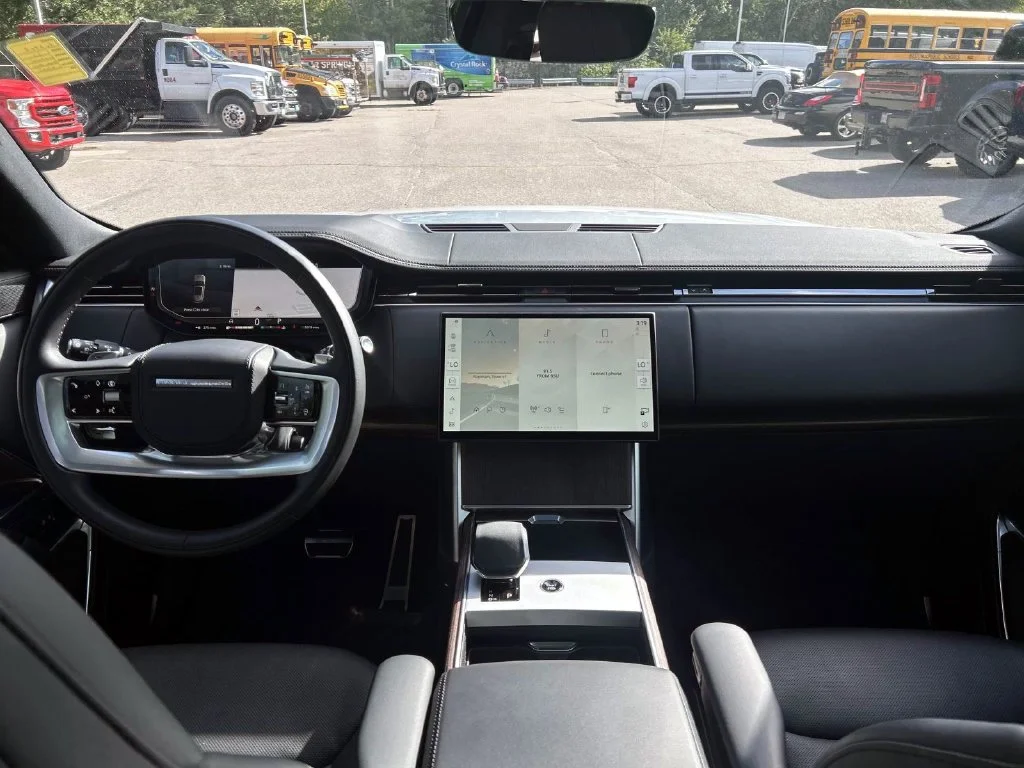 Used 2025  Land Rover SE image 21