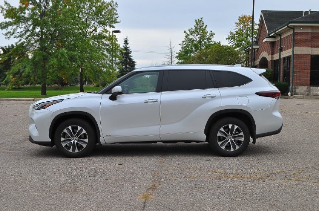 Used 2025 Beige Toyota XLE image 6
