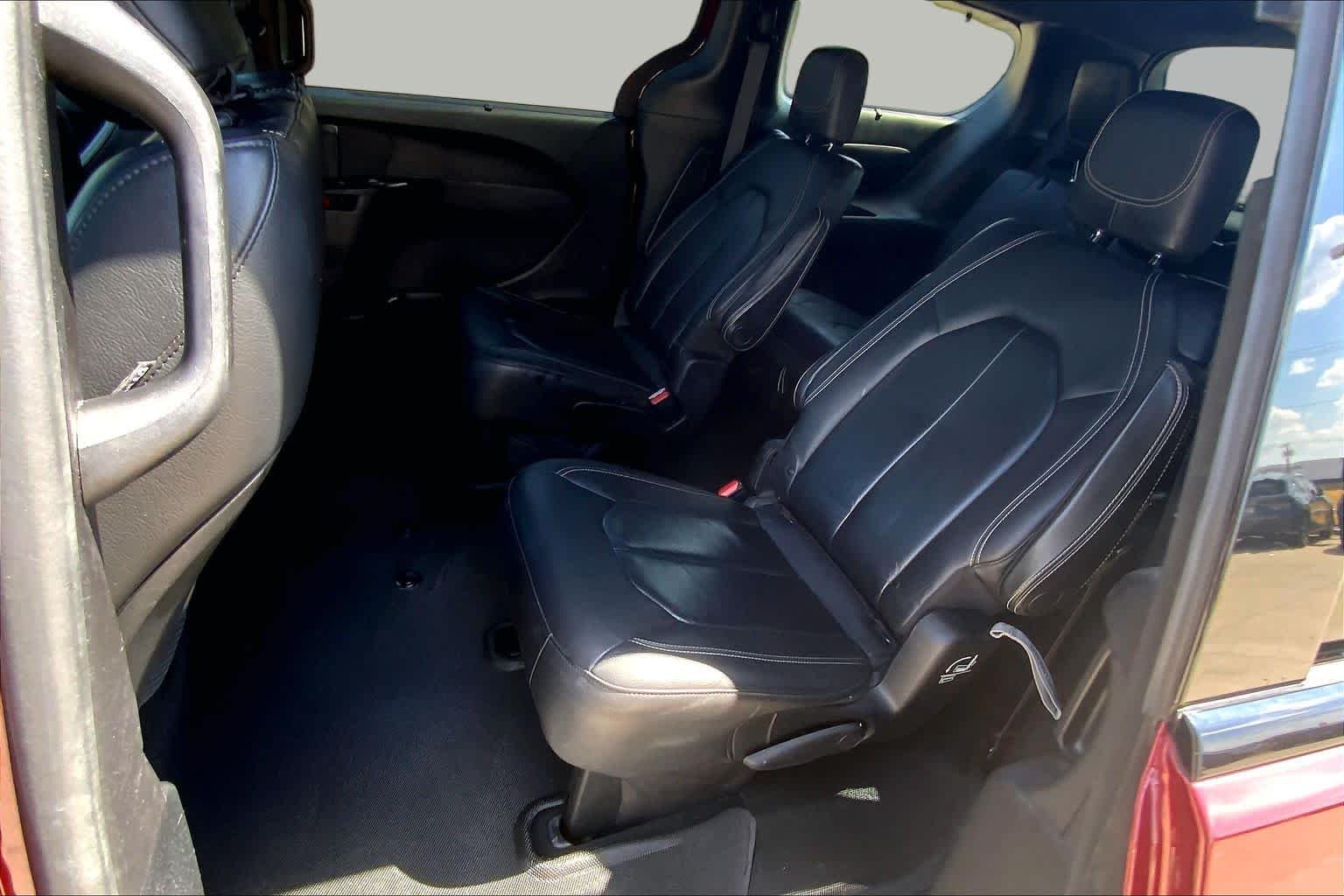 Used 2020 Velvet Red Pearlcoat Chrysler Touring L image 21