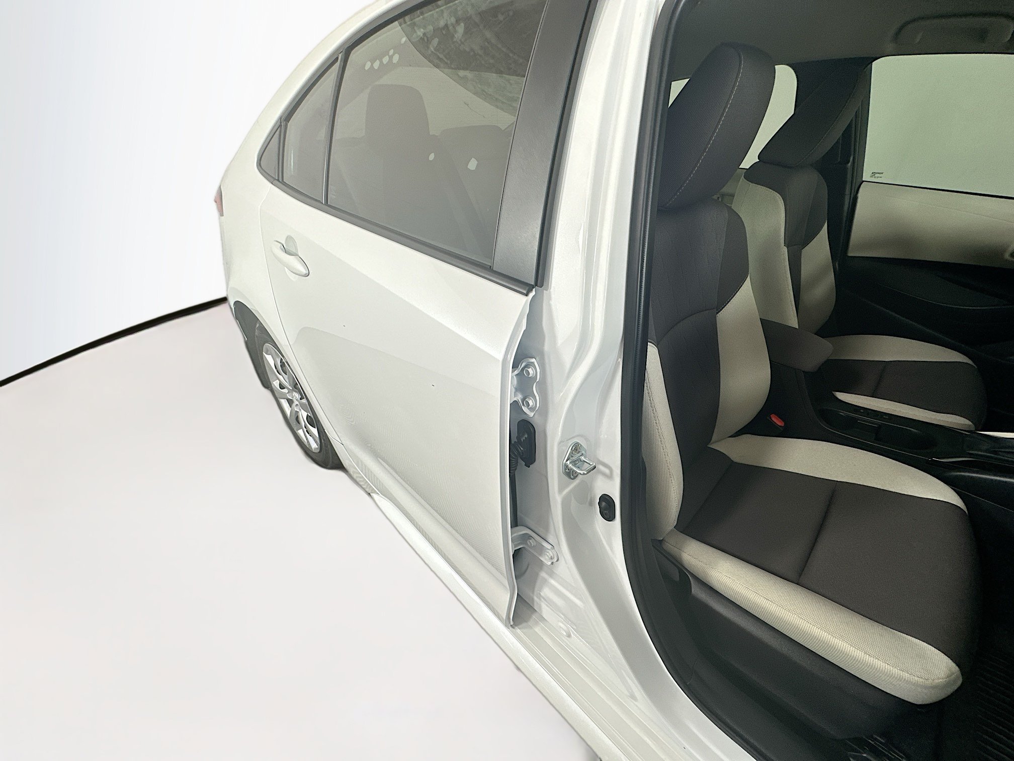 Certified Used 2025 Pearl Toyota LE image 27