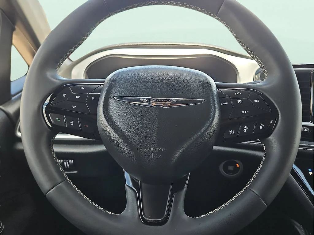 Used 2025 White Chrysler Limited image 17