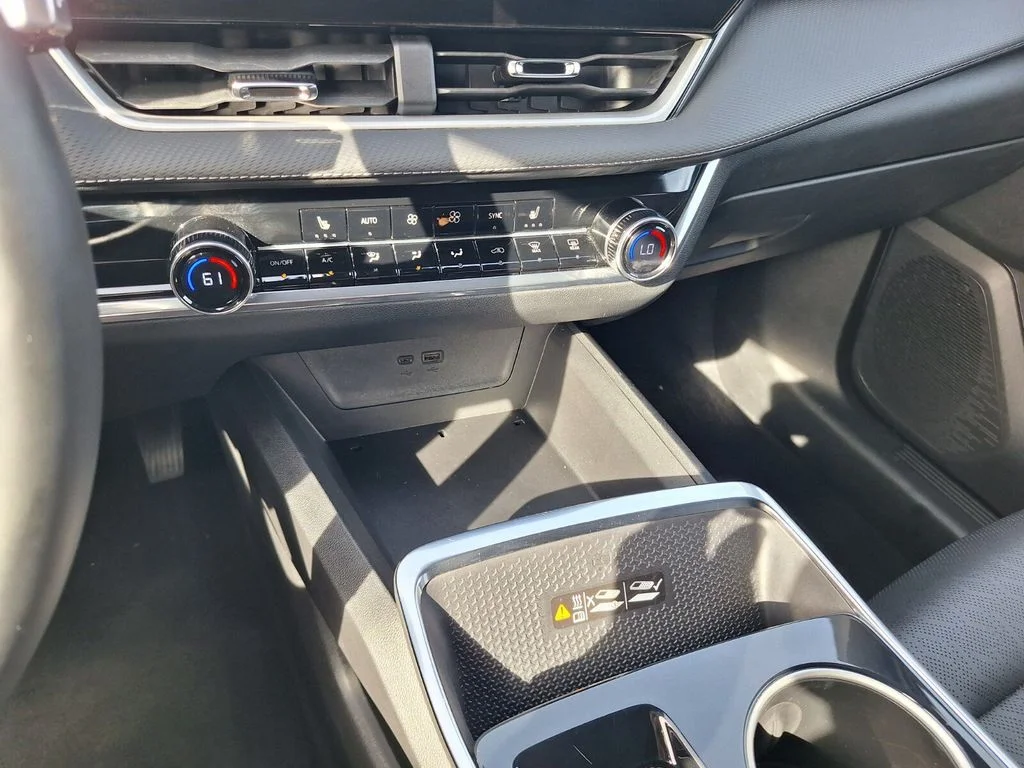 Used 2025 Summit White Chevrolet LT image 13