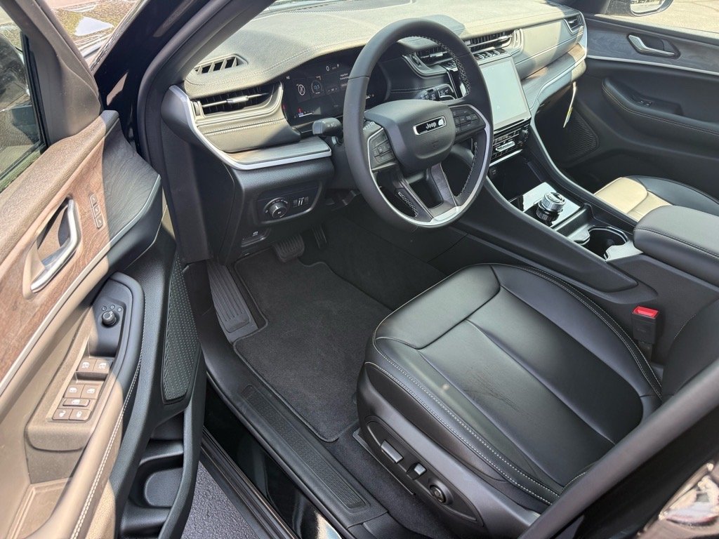 2025 Jeep Grand Cherokee Limited photo 3