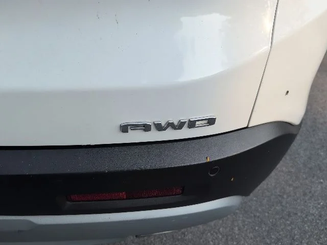 Used 2020 White GMC SLE image 7