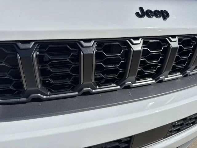 New 2027 Bright White Clear-Coat Paint Jeep Laredo Altitude image 4