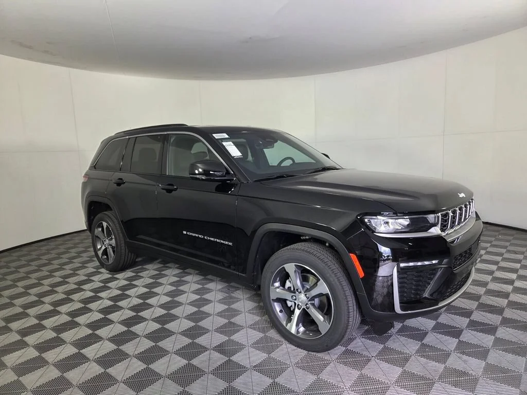 New 2026 Diamond Black Crystal Pearl-Coat Exterior Paint Jeep Limited image 2