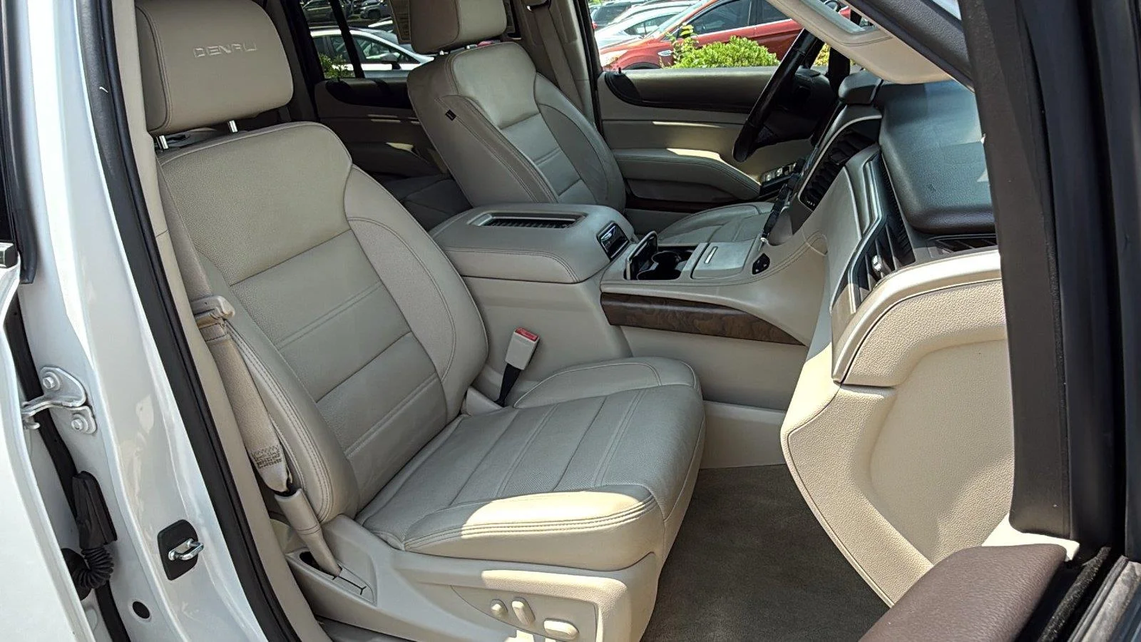 Used 2019 White Frost Tricoat GMC Denali image 30