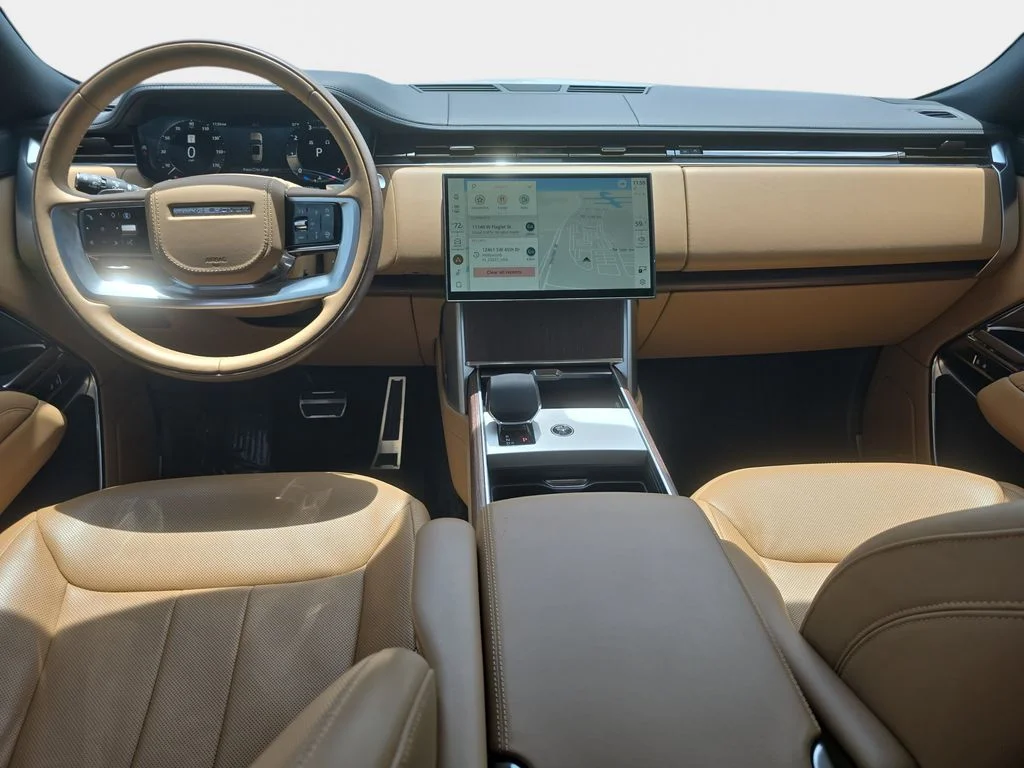 Used 2025 White Land Rover SE image 10