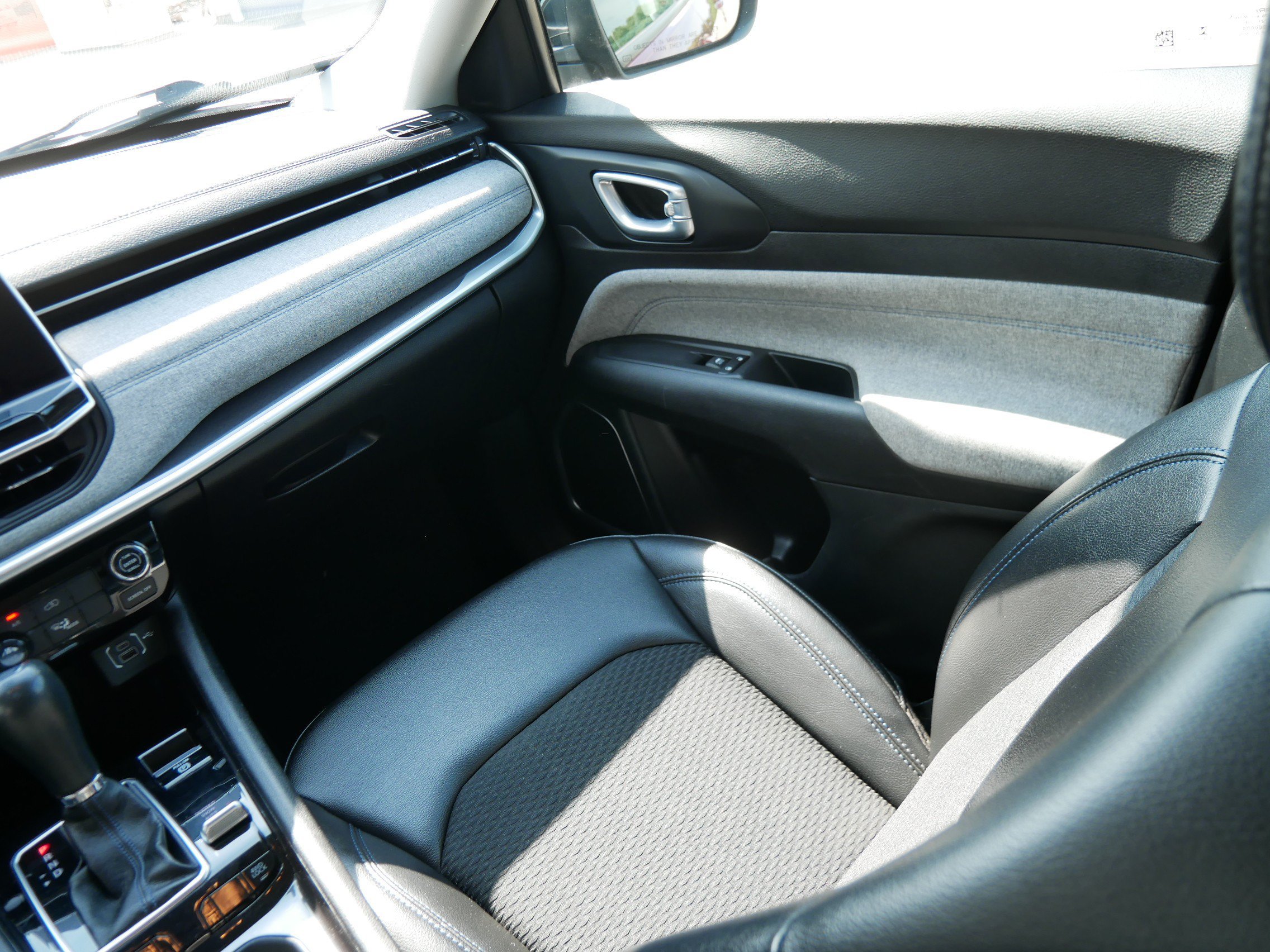 Used 2022 Velvet Red Pearlcoat Jeep Latitude image 17