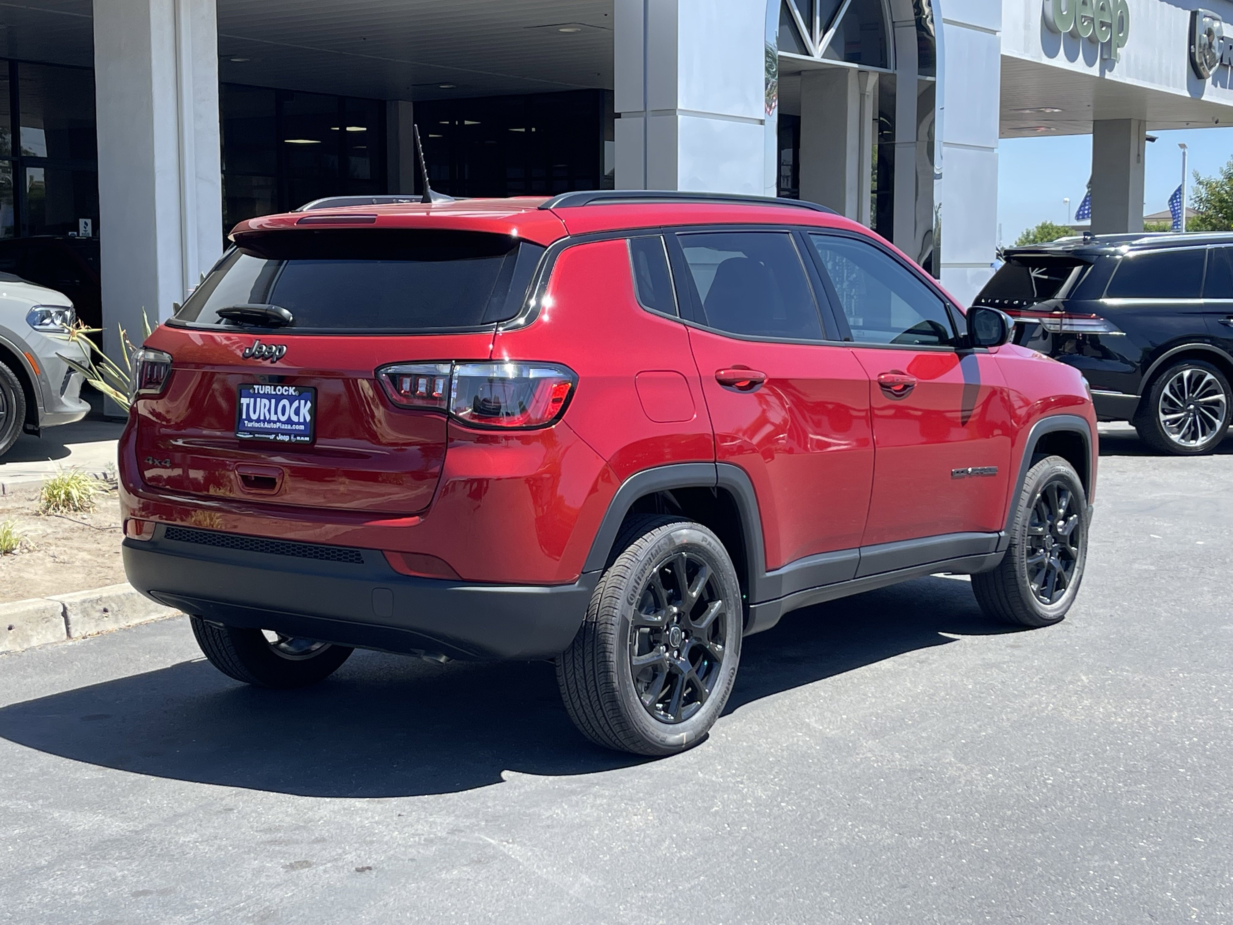 New 2026 Red Hot Pearl-Coat Exterior Paint Jeep Latitude Altitude image 3