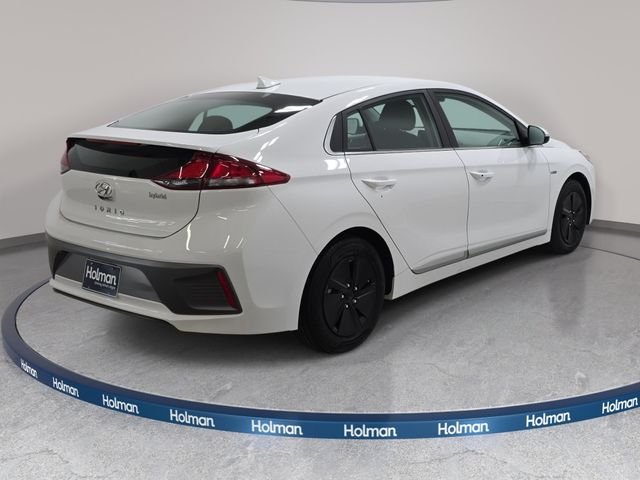 Used 2020 White Hyundai SE image 6