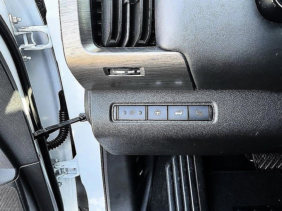 Used 2025 Everest White Pearl Tricoat Nissan Platinum image 9