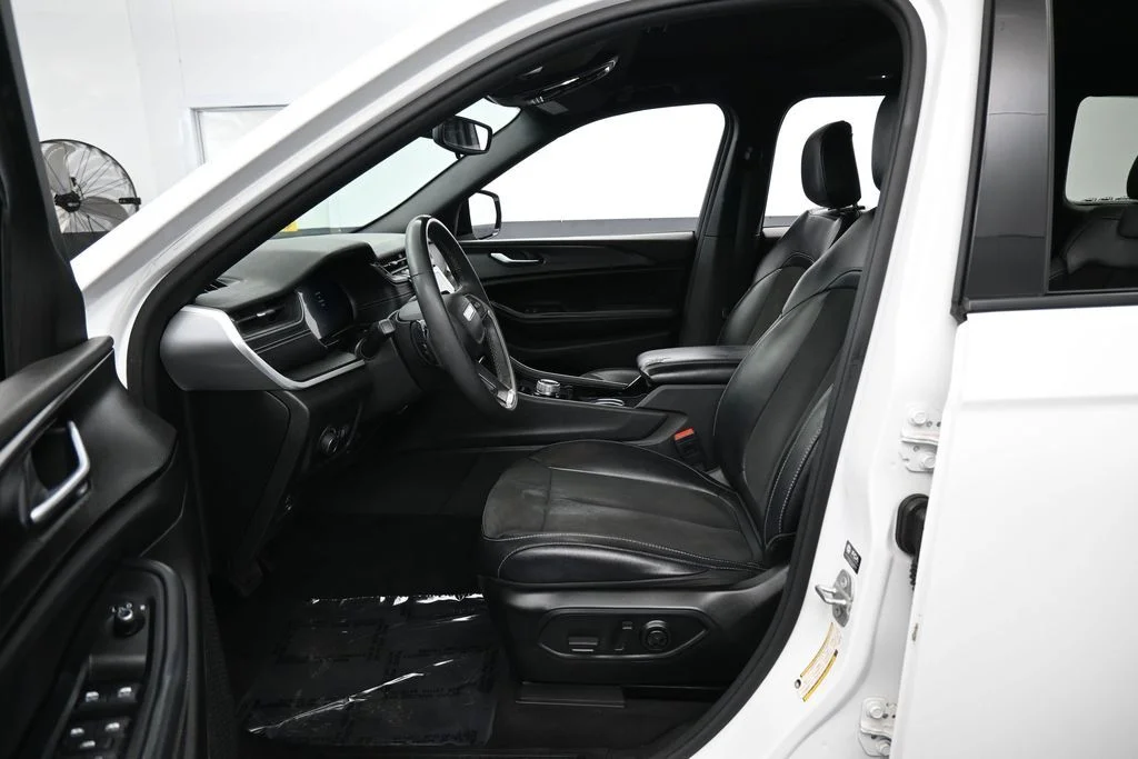 Used 2023 Bright White Clearcoat Jeep Altitude X image 11