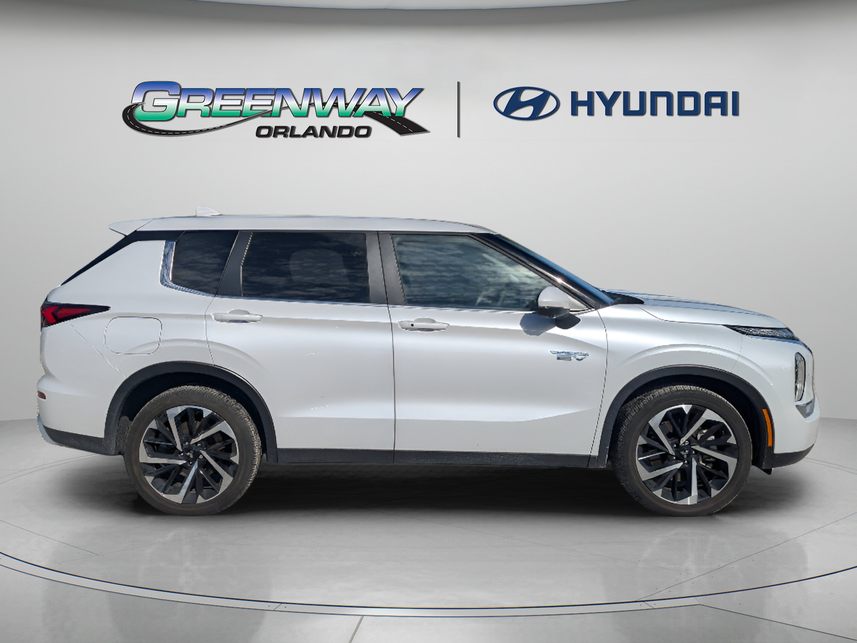 Used 2025 White Mitsubishi SE image 9