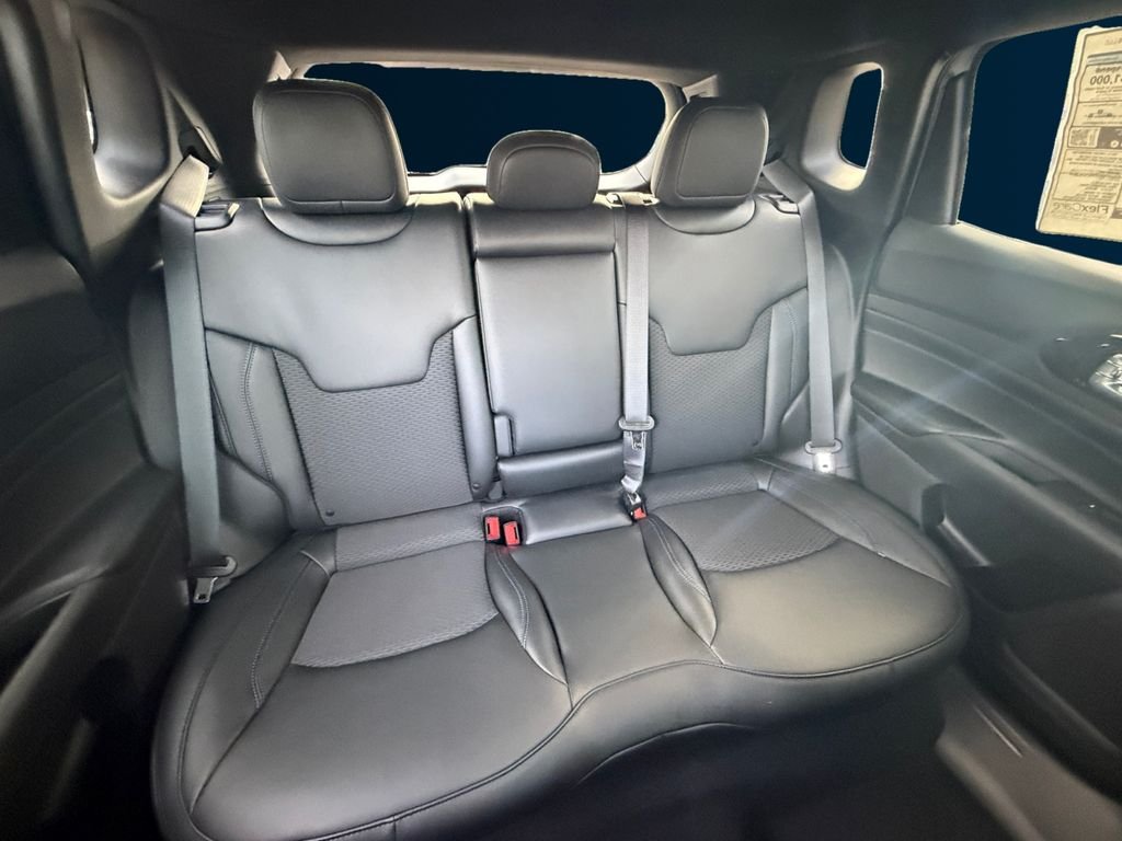New 2026 Silver Zynith Metallic Clear-Coat Exterior Paint Jeep Latitude image 18