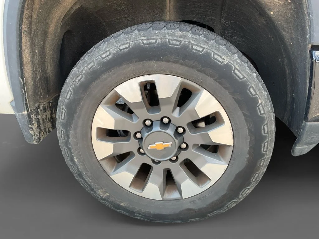 Used 2024 White Chevrolet Custom image 15