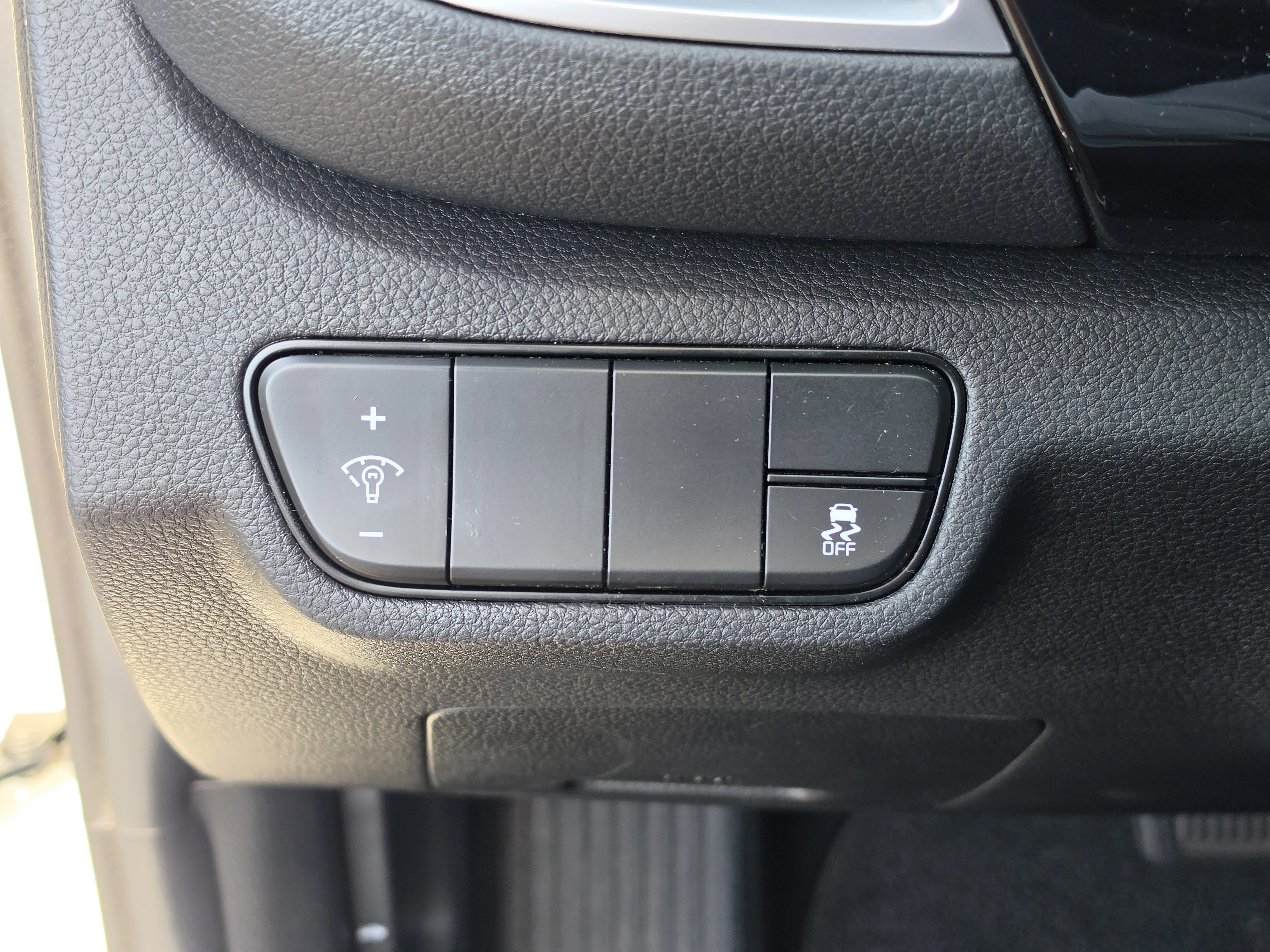 Used 2024 Clear White/Black Roof Kia X-Line image 32